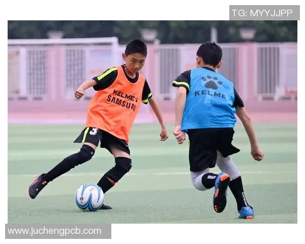 踢足球登场展现青春活力与团队精神的完美结合